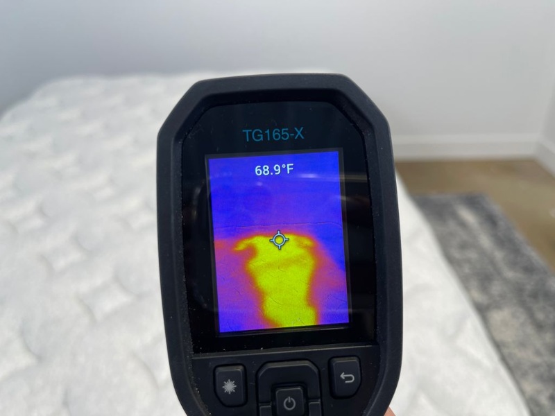 Thermal imaging of the Helix Sunset Luxe Mattress after being slept on by our tester for 5 minutes 
