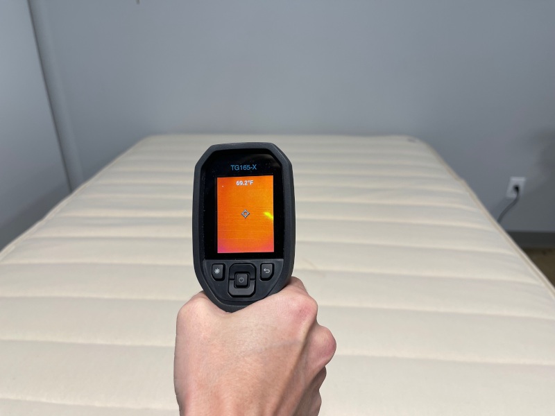 Thermal imaging of the Birch Luxe Natural Mattress before being slept on by 3 testers for 5 minutes 